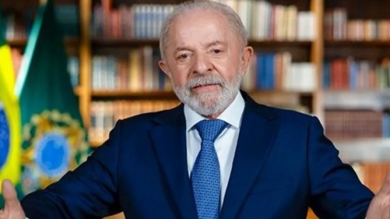 Lula anunció que buscará la reelección para evitar el retorno de "una banda de lunáticos"